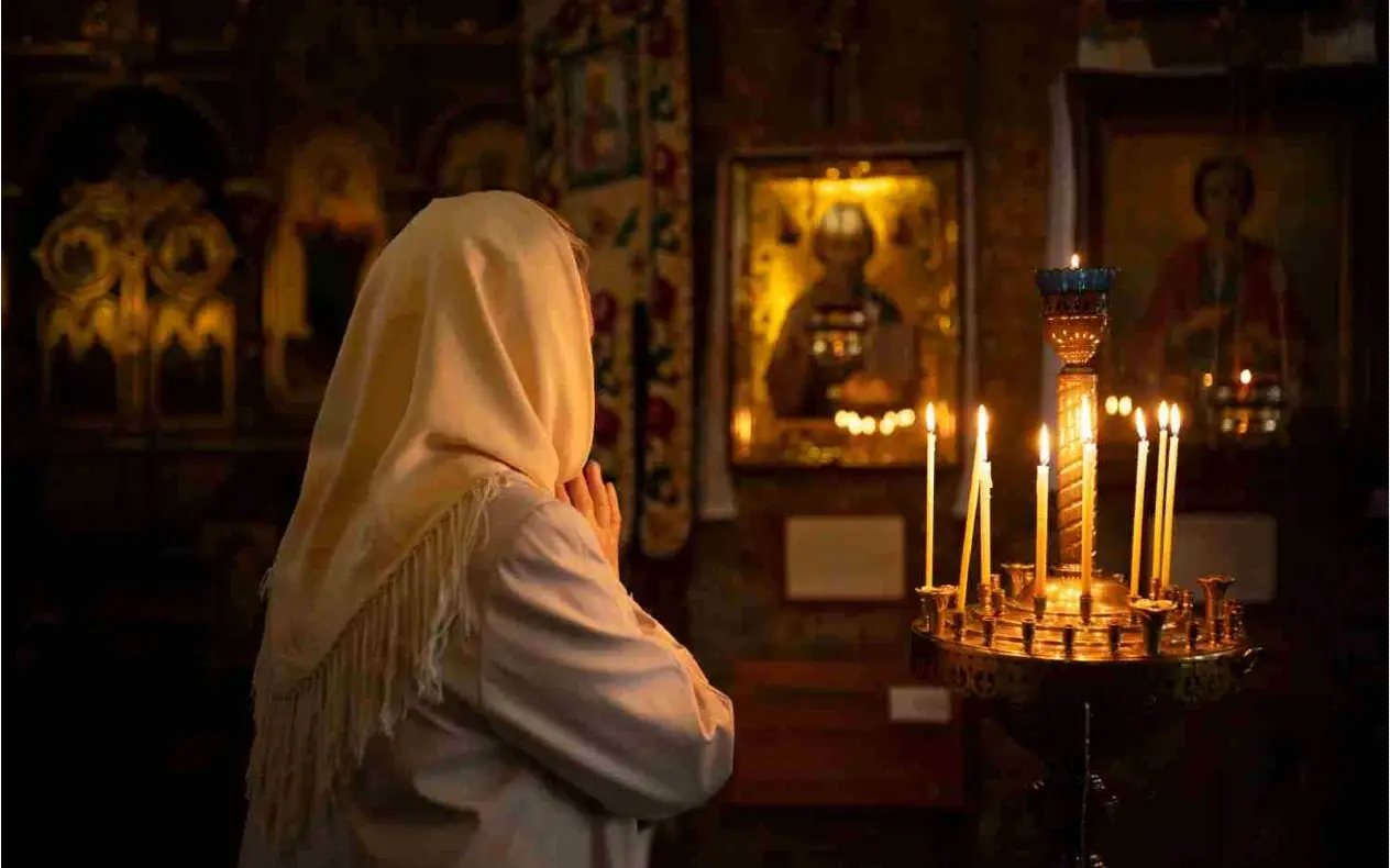 Upaljena sveća, ikona i tradicionalna posna trpeza pripremljena za početak Božićnog posta.