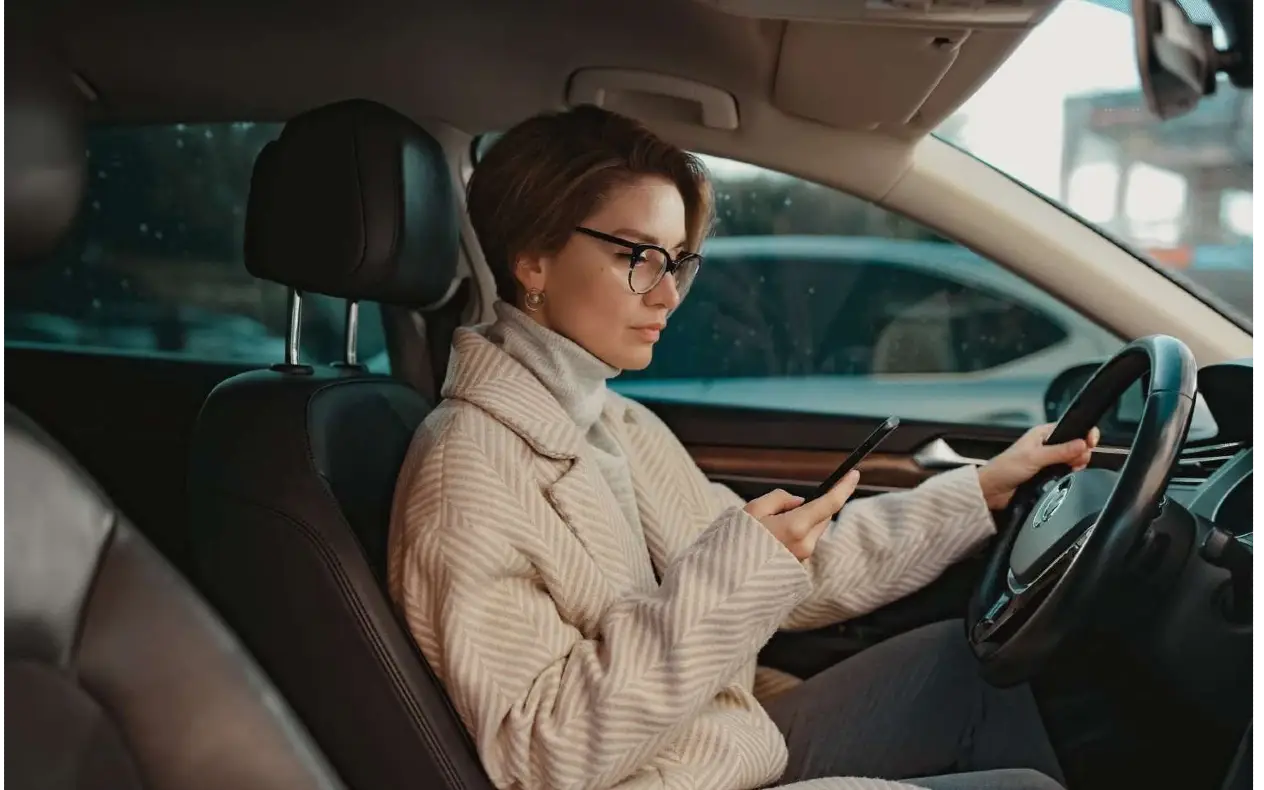 Reakcija postala hit na internetu Otkrila da joj muž prisluškuje auto
