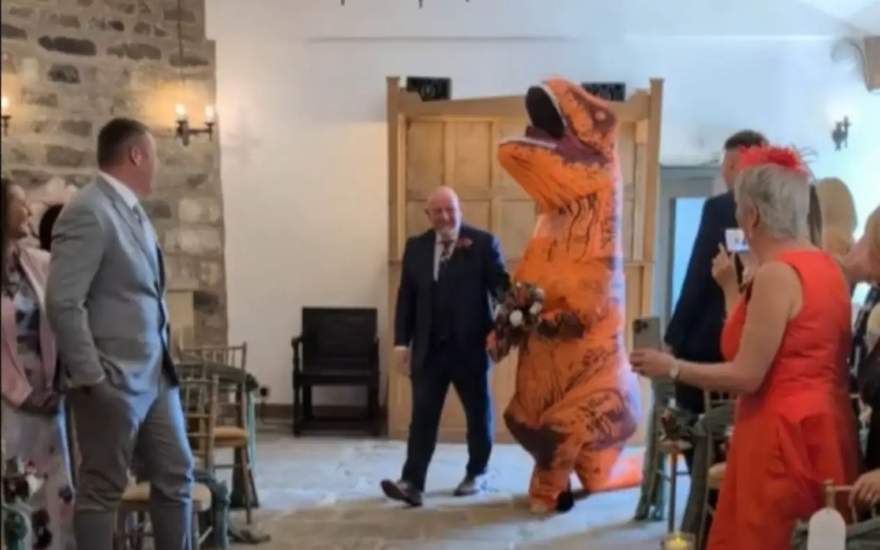 Mlada u kostimu dinosaurusa