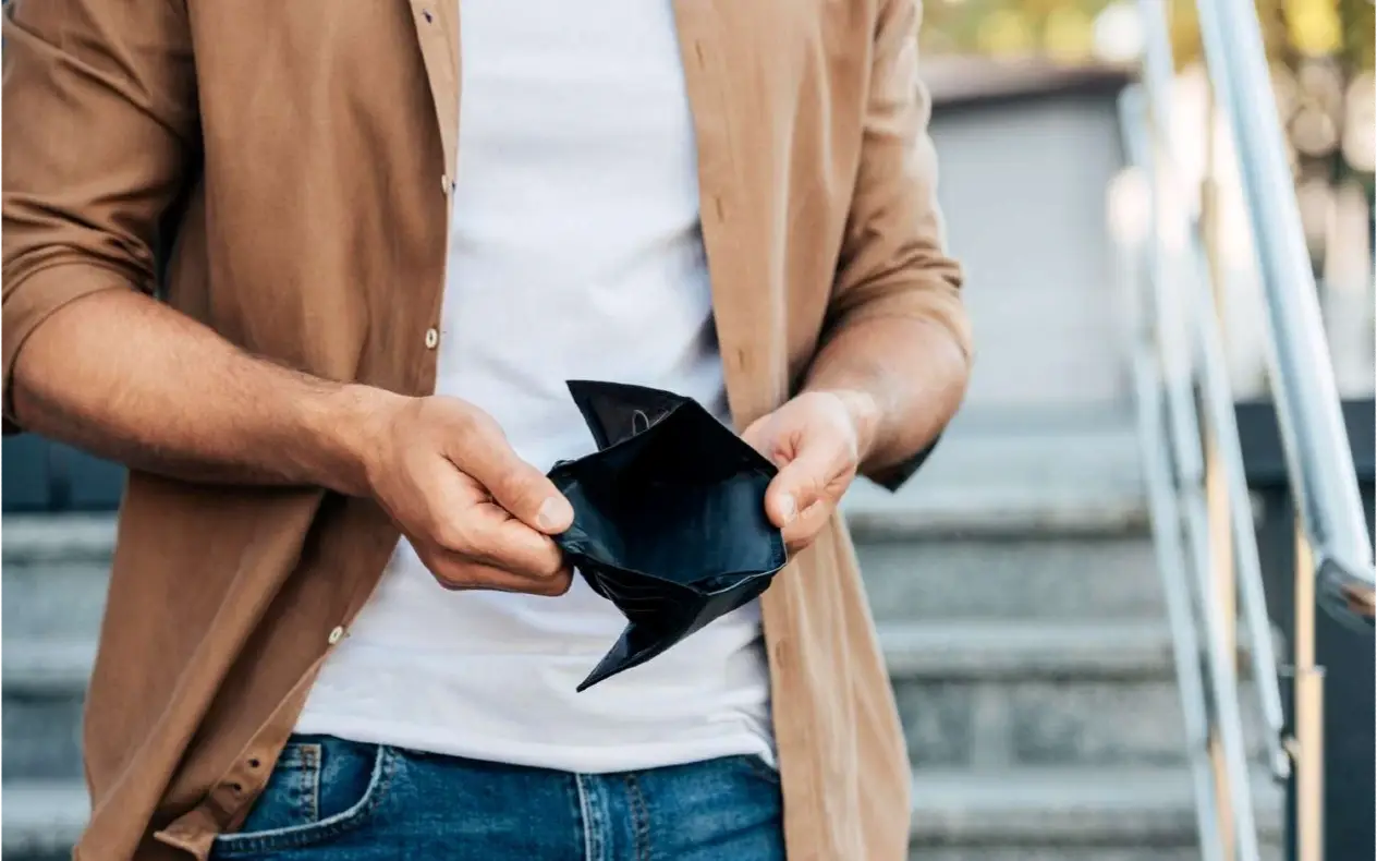 Novčanik prazan Novčanik u koji se simbolično dodaje cimet kao ritual za sreću