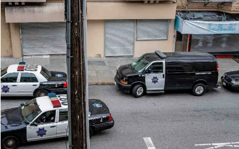 Policijski kombi parkiran na ulici Zašto zovemo policijski kombi marica?