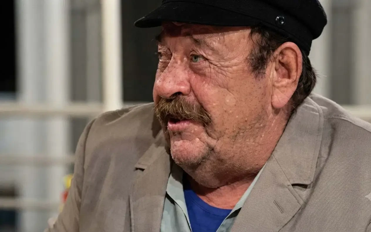 Pavle Vuisic jubilej 100 godina Portret Pavla Vuisića sa karakterističnim izrazom lica, povodom veka od njegovog rođenja.