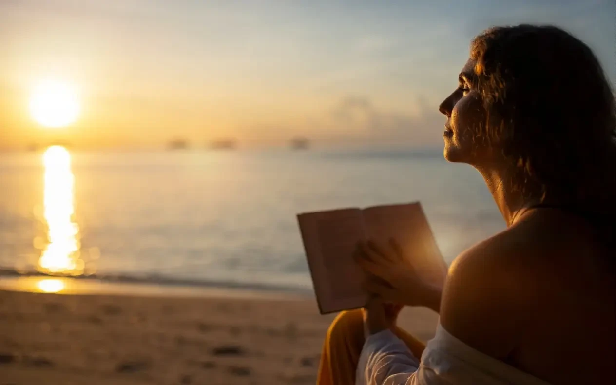 Motivaciona inspiracija za uspeh i bolji život Žena koja gleda u izlazak sunca, simbolizuje motivaciju, snagu i uspeh uz listu citata za promenu života