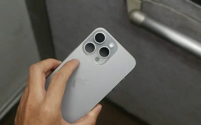 Iphone 18 pro Iphone 18 pro u srebrnoj boji dok ga muškarac drži dok pokazuje kameru