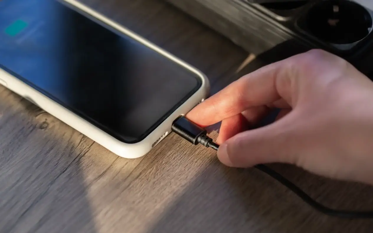 Koliko je zaista opasno puniti mobilni telefon preko noći?