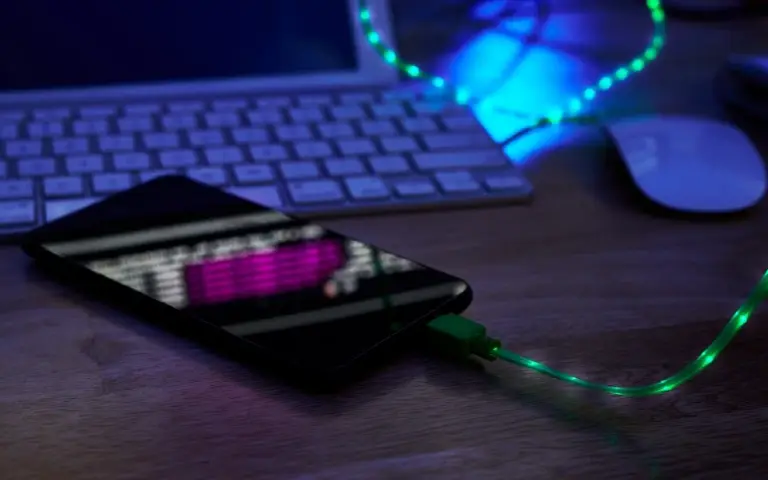 Telefon na punjaču Telefon na punjaču ispred kompjutera sa led svetlima