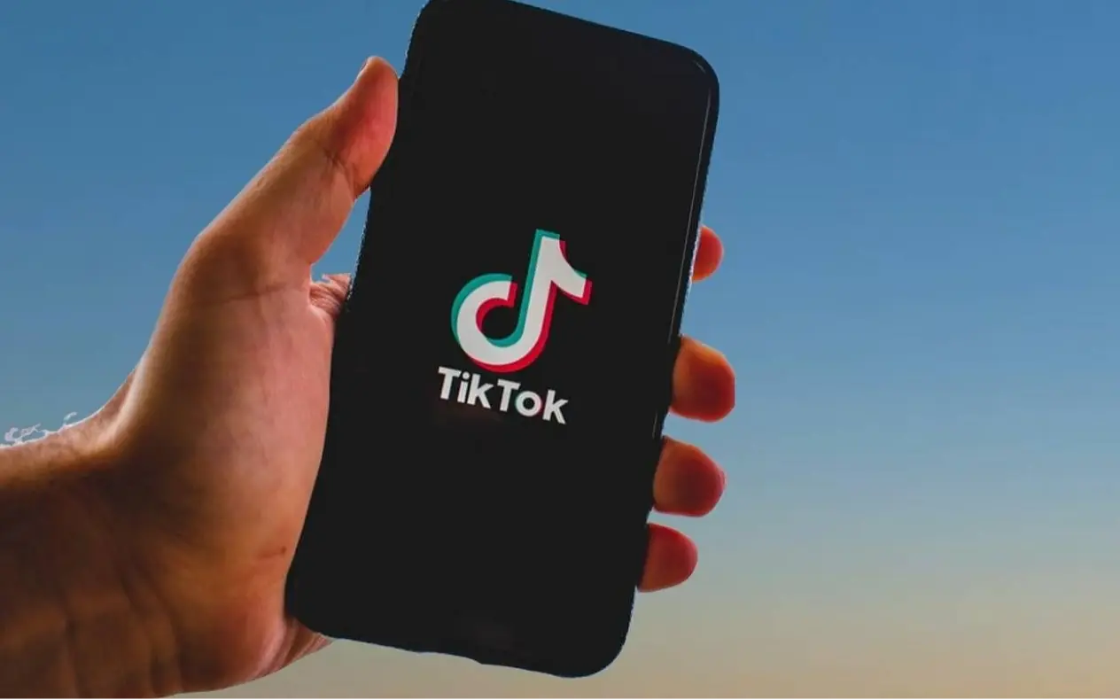 Muškaraca drži telefon u ruci sa aplikacijom TikToka