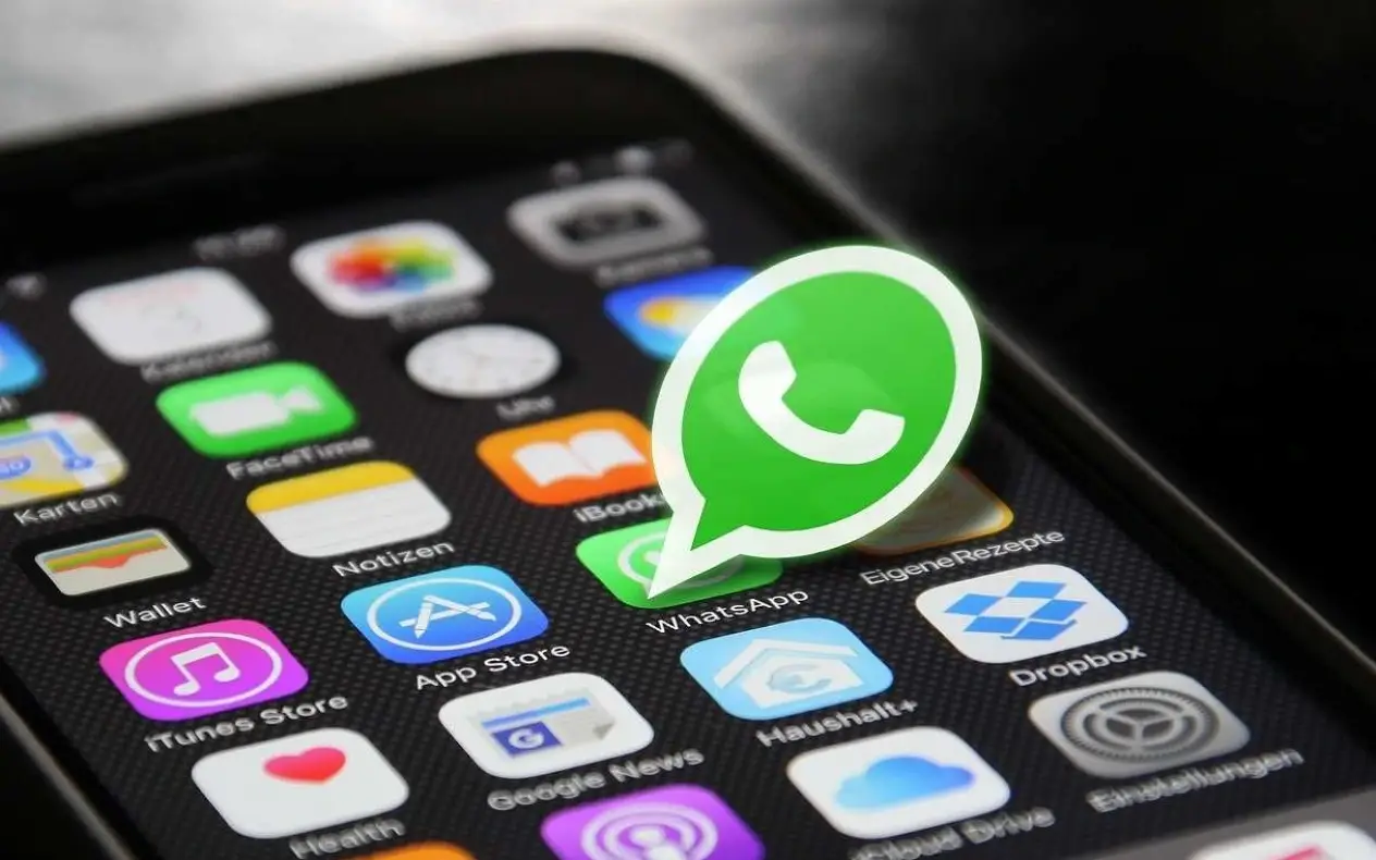 Iphone telefon sa raznim aplikacijama gde istaknut whats app