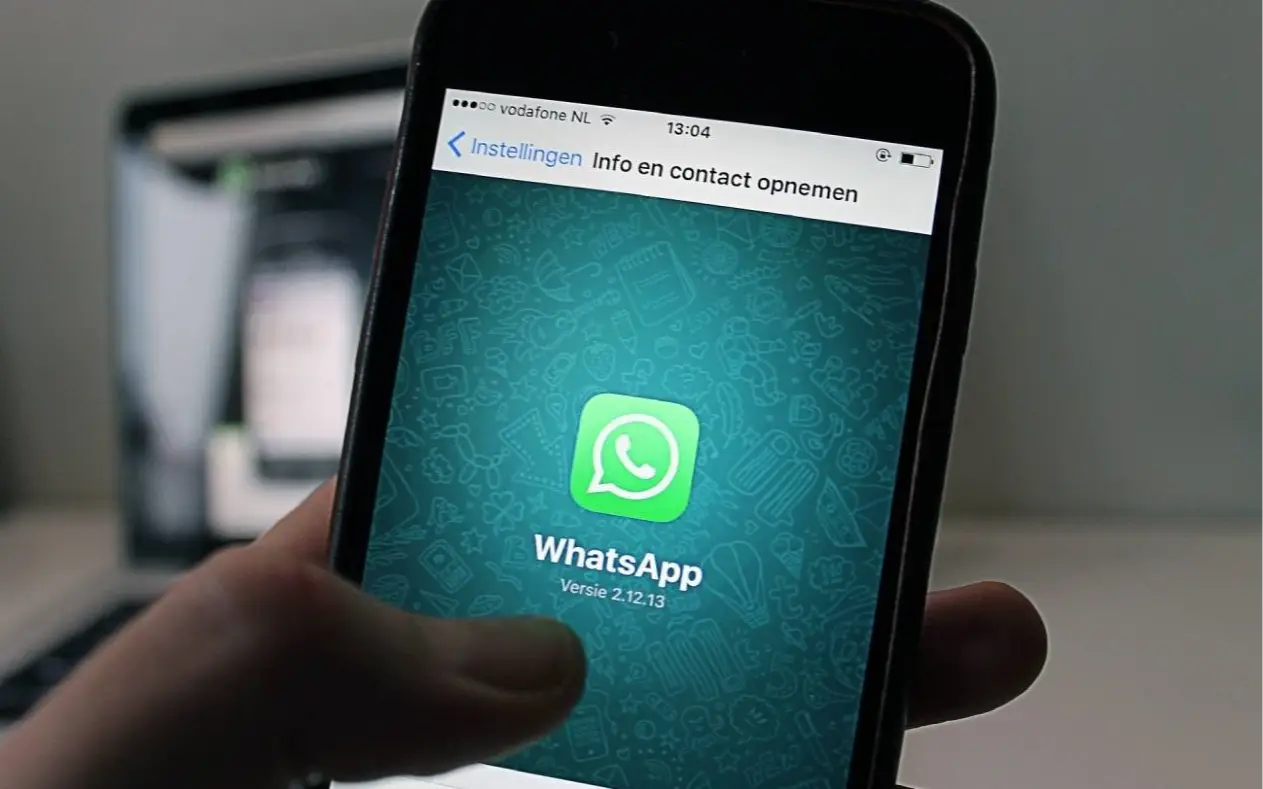 Aplikacija whatsapp Aplikacija whatssapa na telefonu dok muškarac drži prstom na ekranu