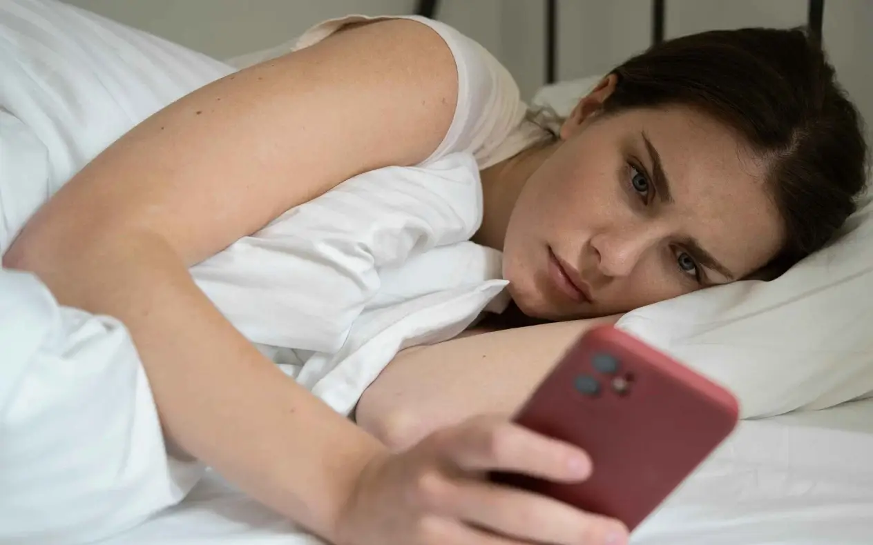 Devojka koristi telefon čim se probudila