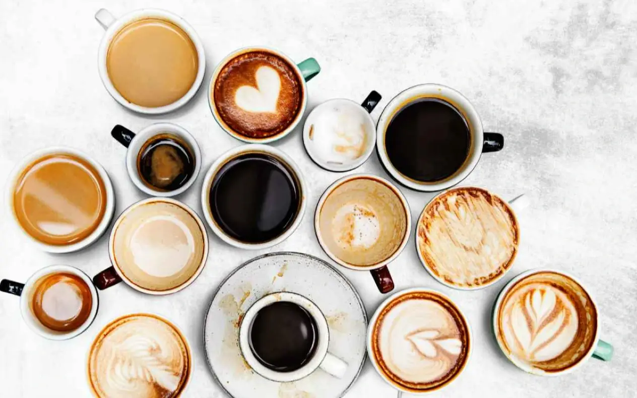 Različite vrste kafe  u šoljama na stolu