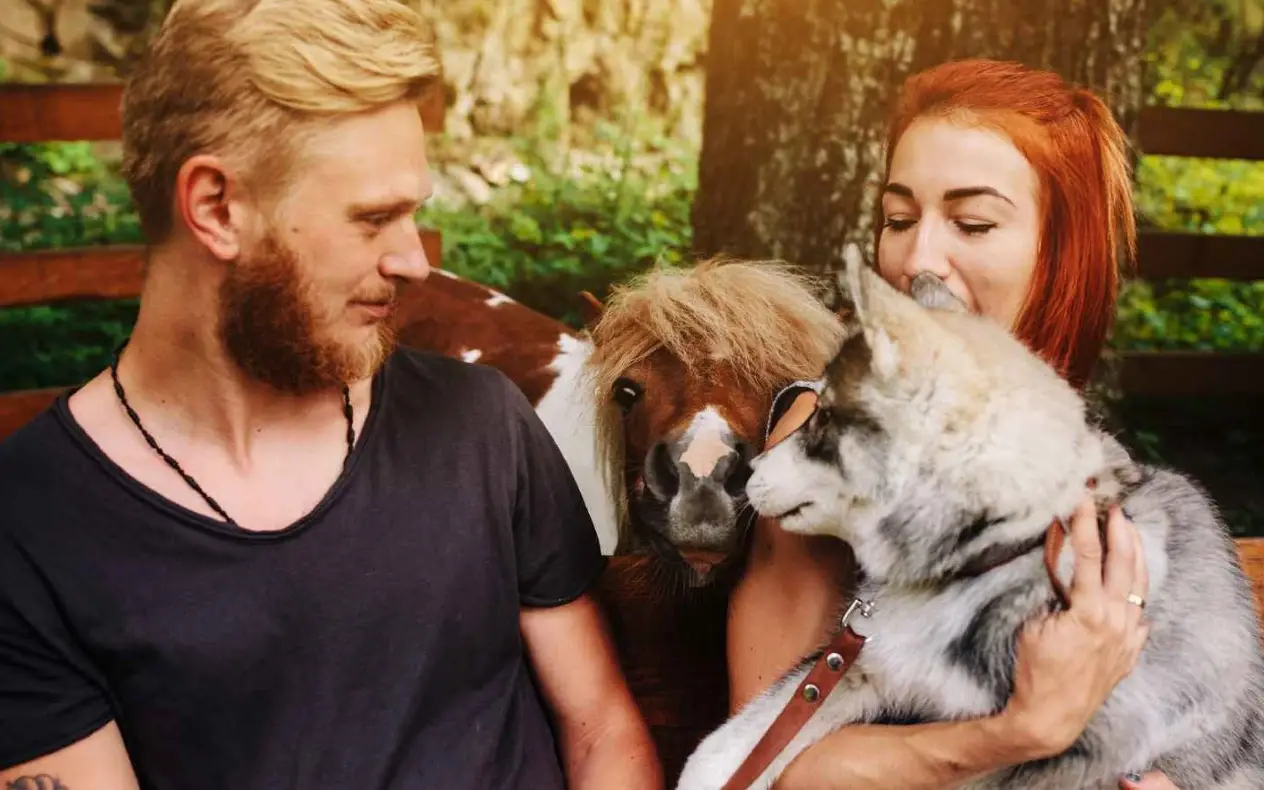 Dečko i devojka sa kućnim ljubimcima