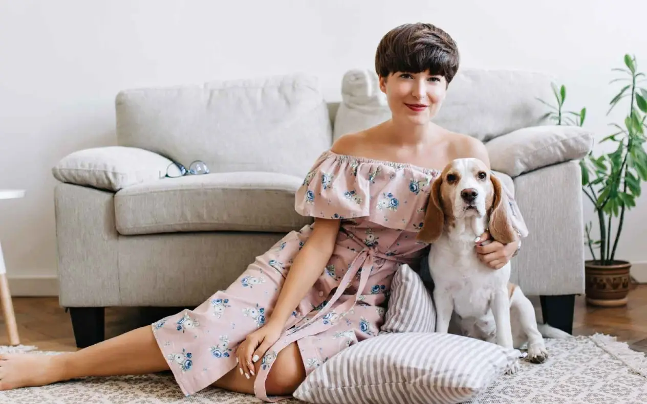 Žena sa svojim psom kod kuće