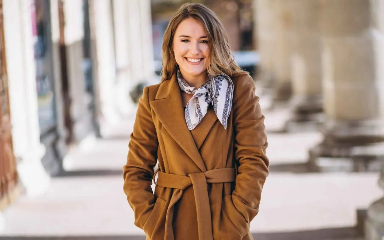 Devojka nosi kamel kaput