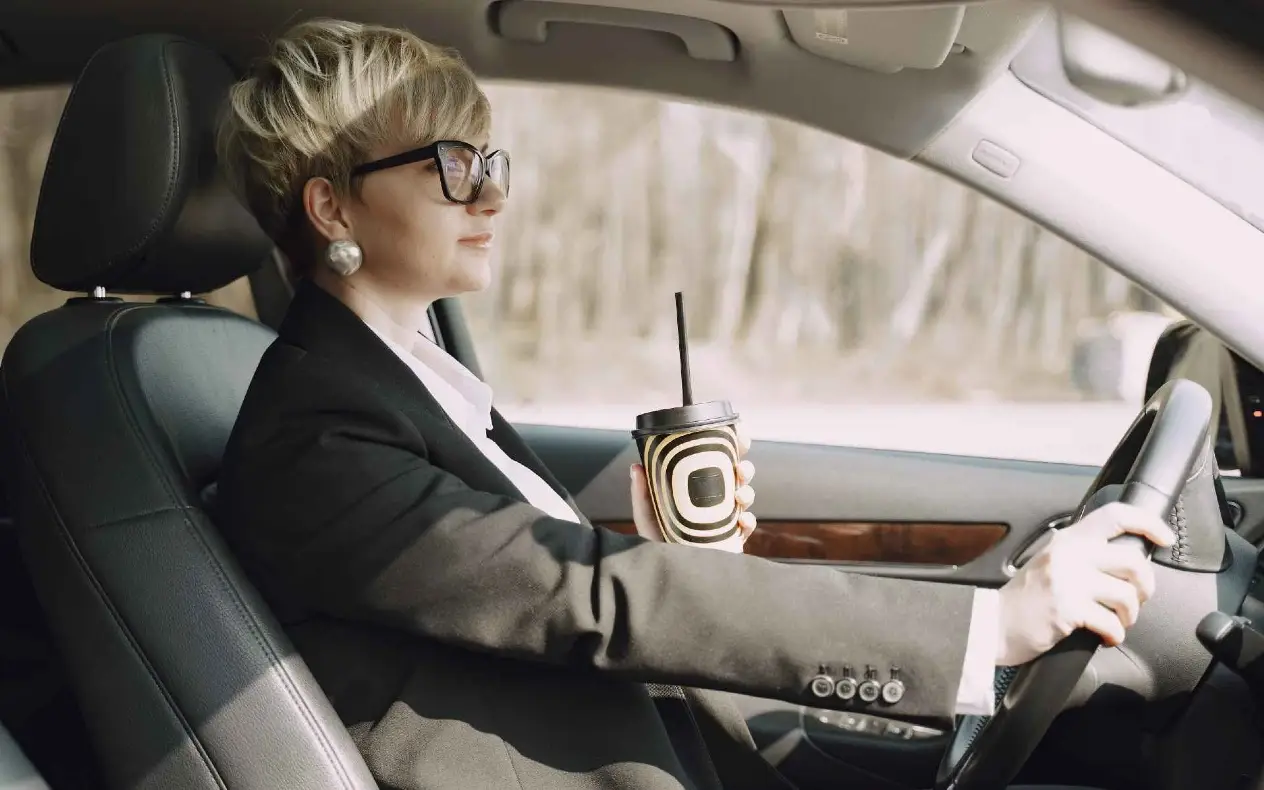Autonomna vožnja - žena za volanom