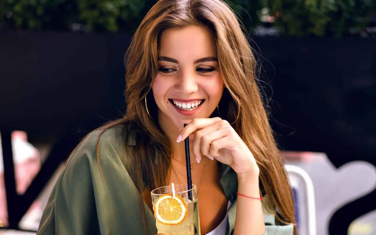 Devojka pije vodu sa limunom