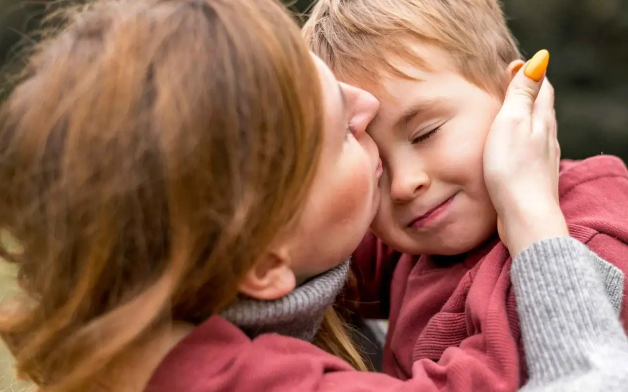 Majka ljubi dete u oko