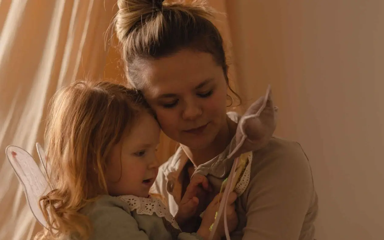 Majka i ćerka u zagrljaju