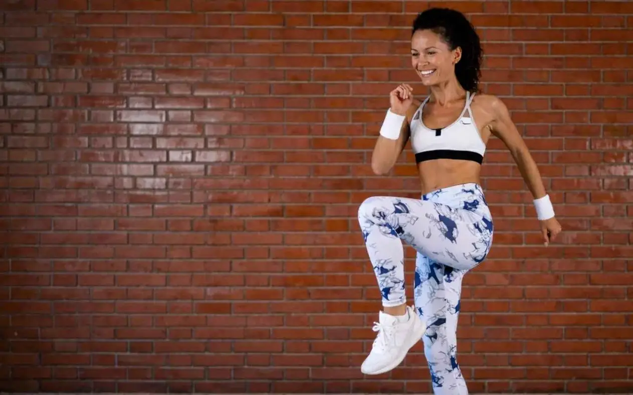 Devojka - trenira kod kuće