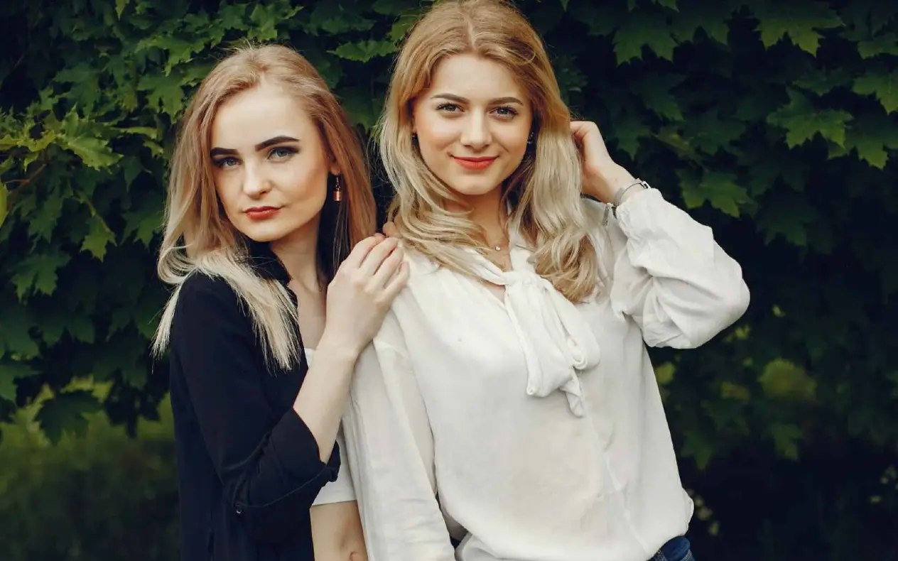 Sestre - jedna srećna, druga ljuta