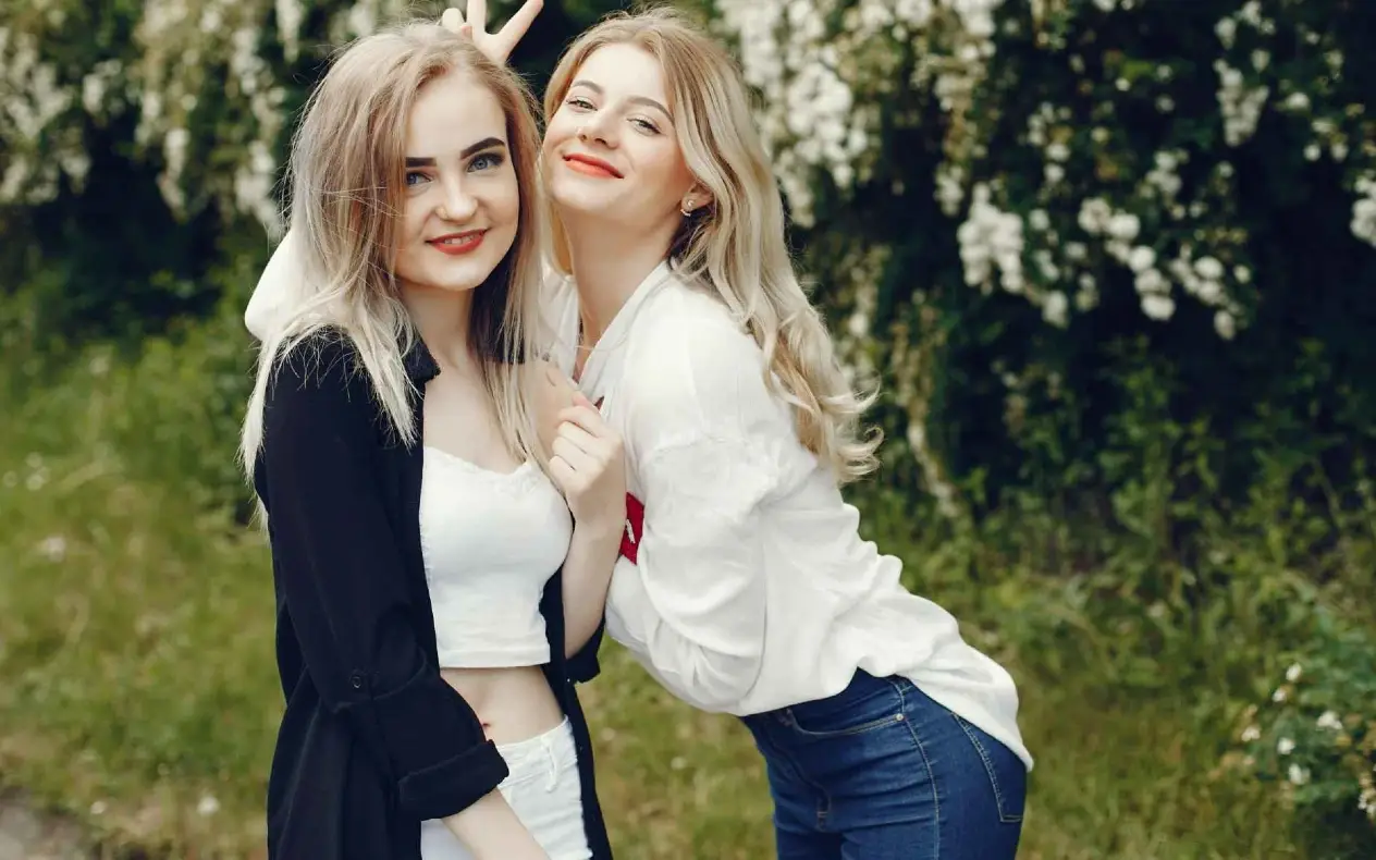 Devojka i njena kuma u parku