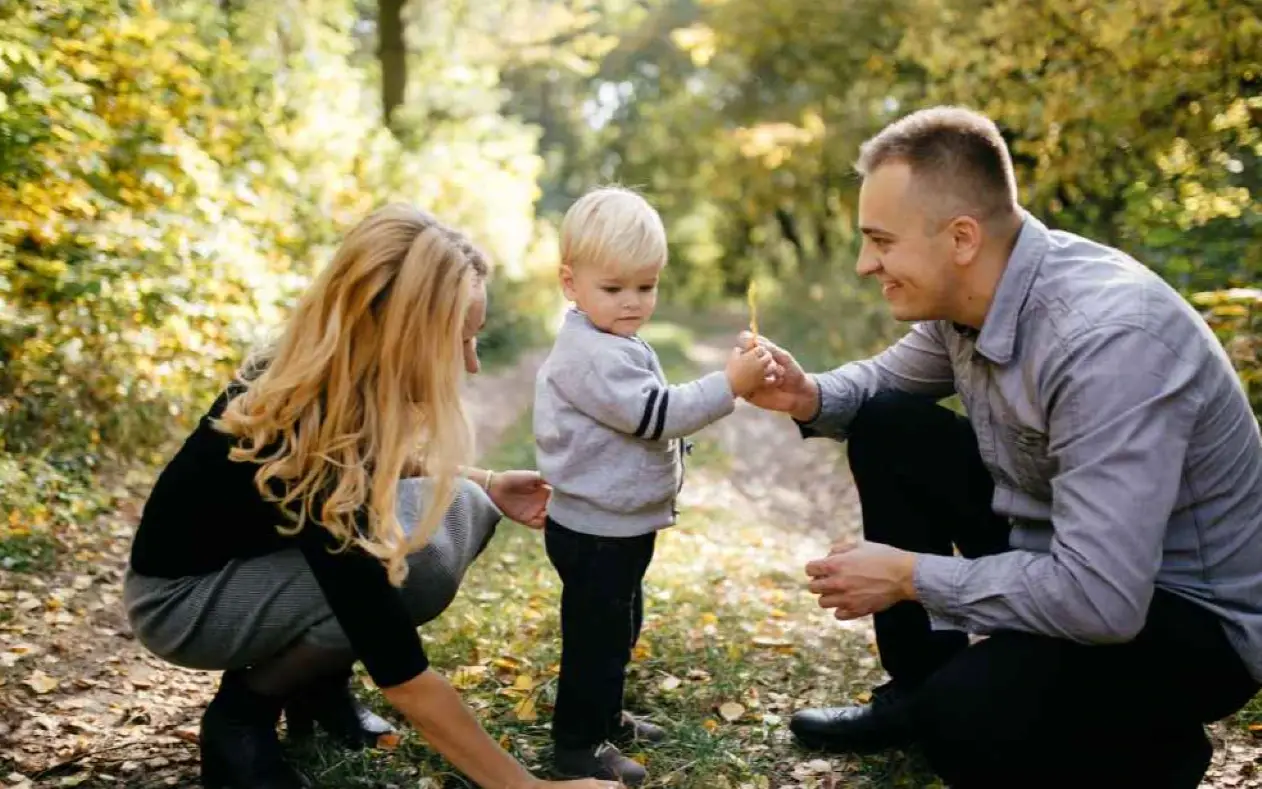 Roditelji sa detetom u parku