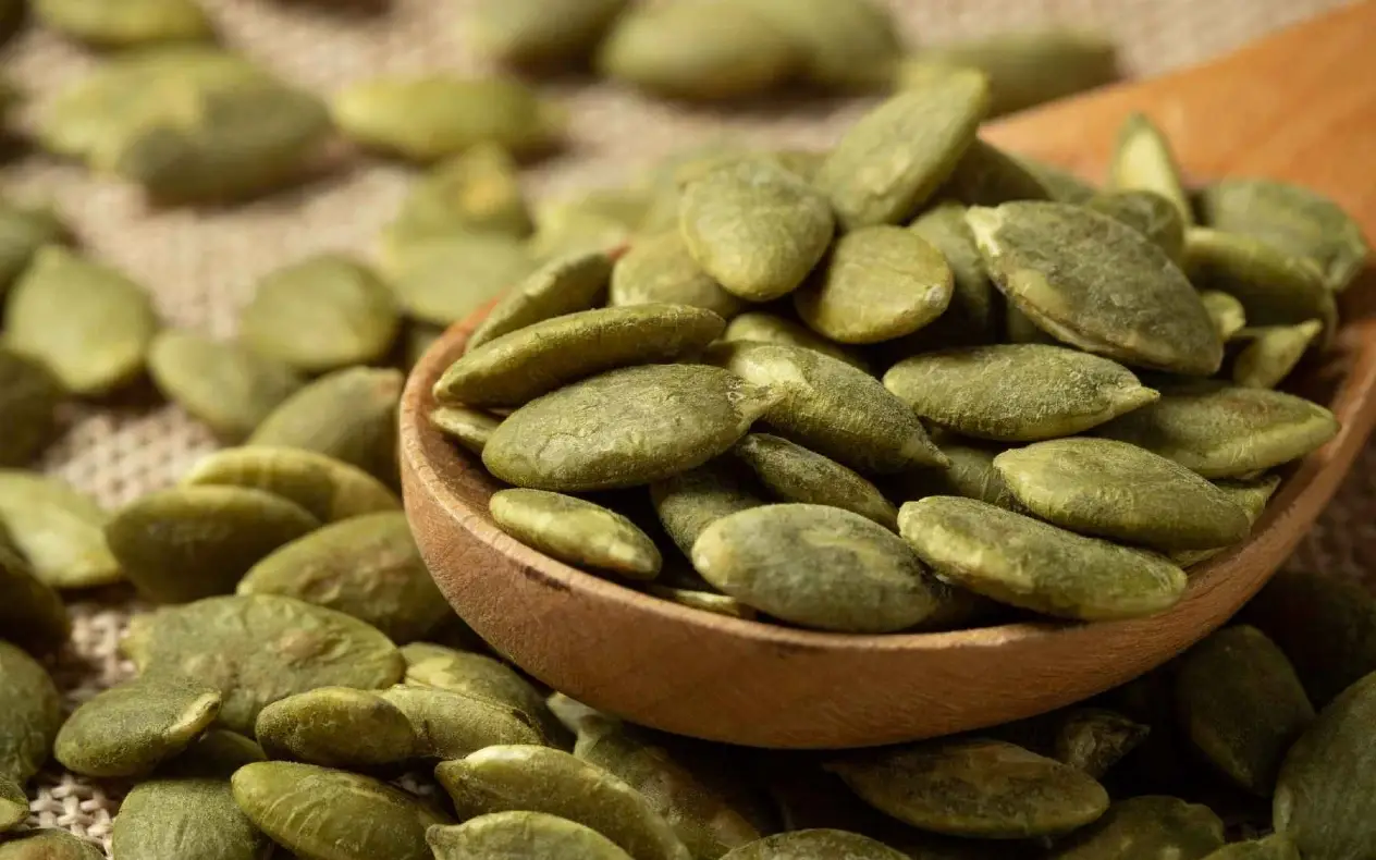 Semenke bundeve u drvenoj posudi