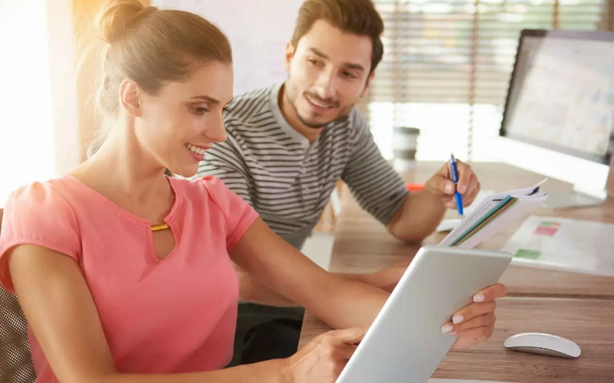 Devojka i dečko uče za ispit