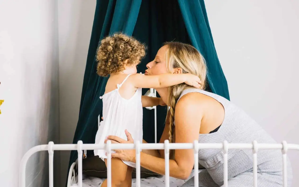 Beba u krevetu spava