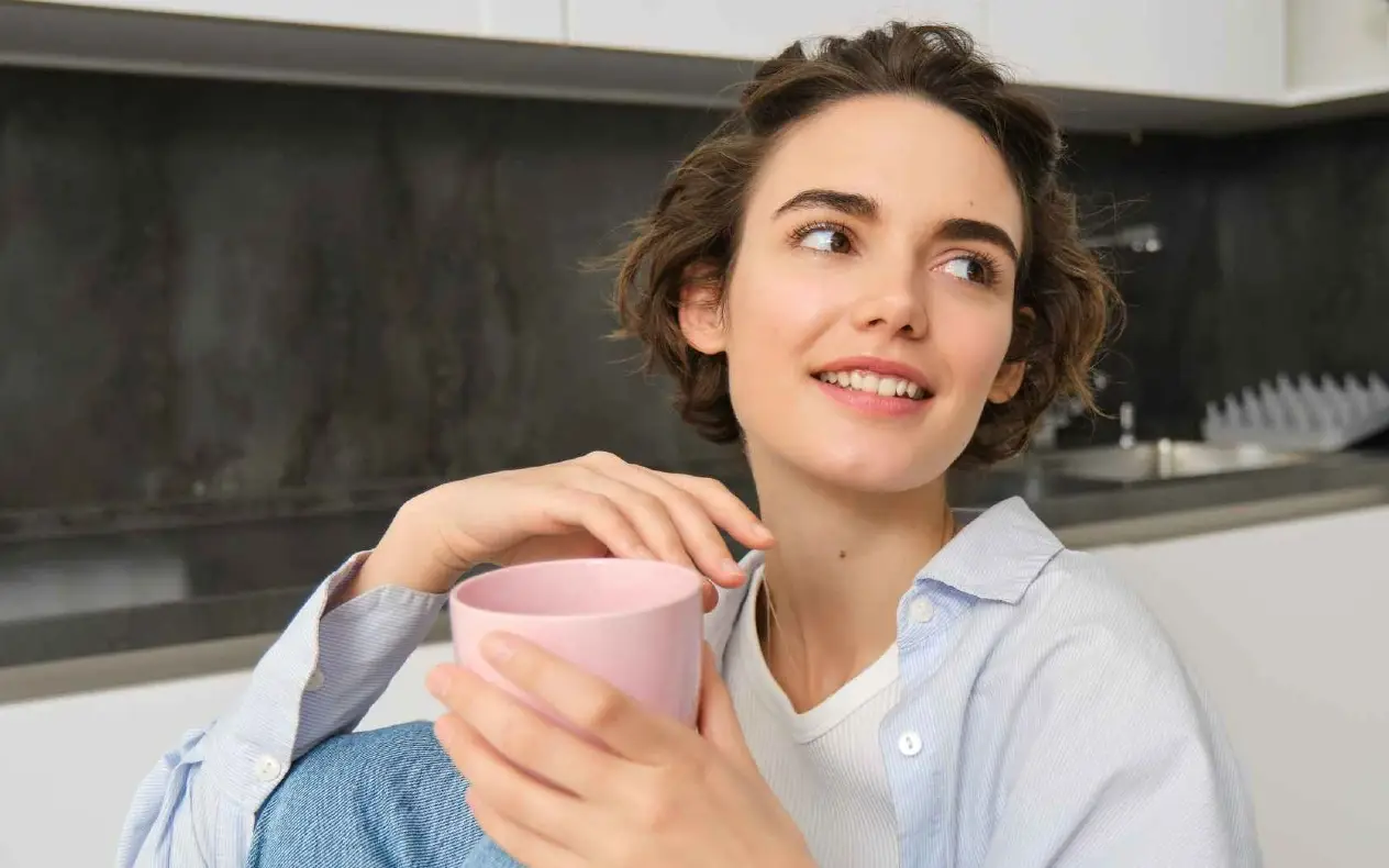 Devojka - pije čaj i gleda u daljinu