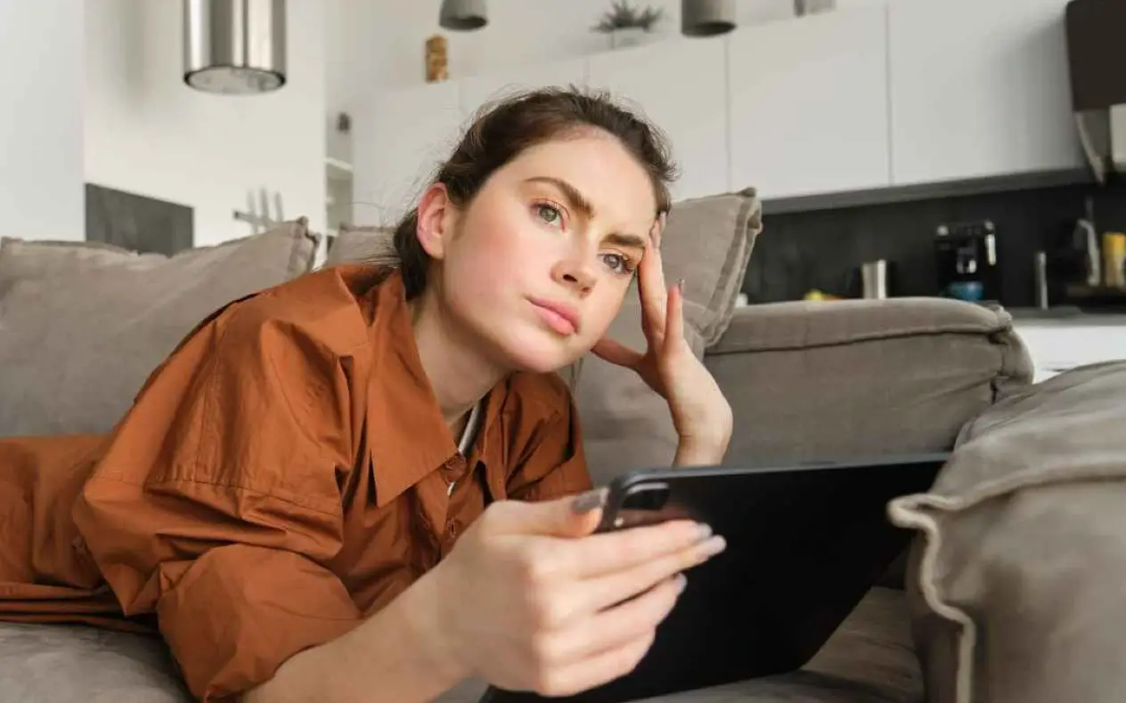 Devojka- zamišljena i umorna ima pogled u daljini