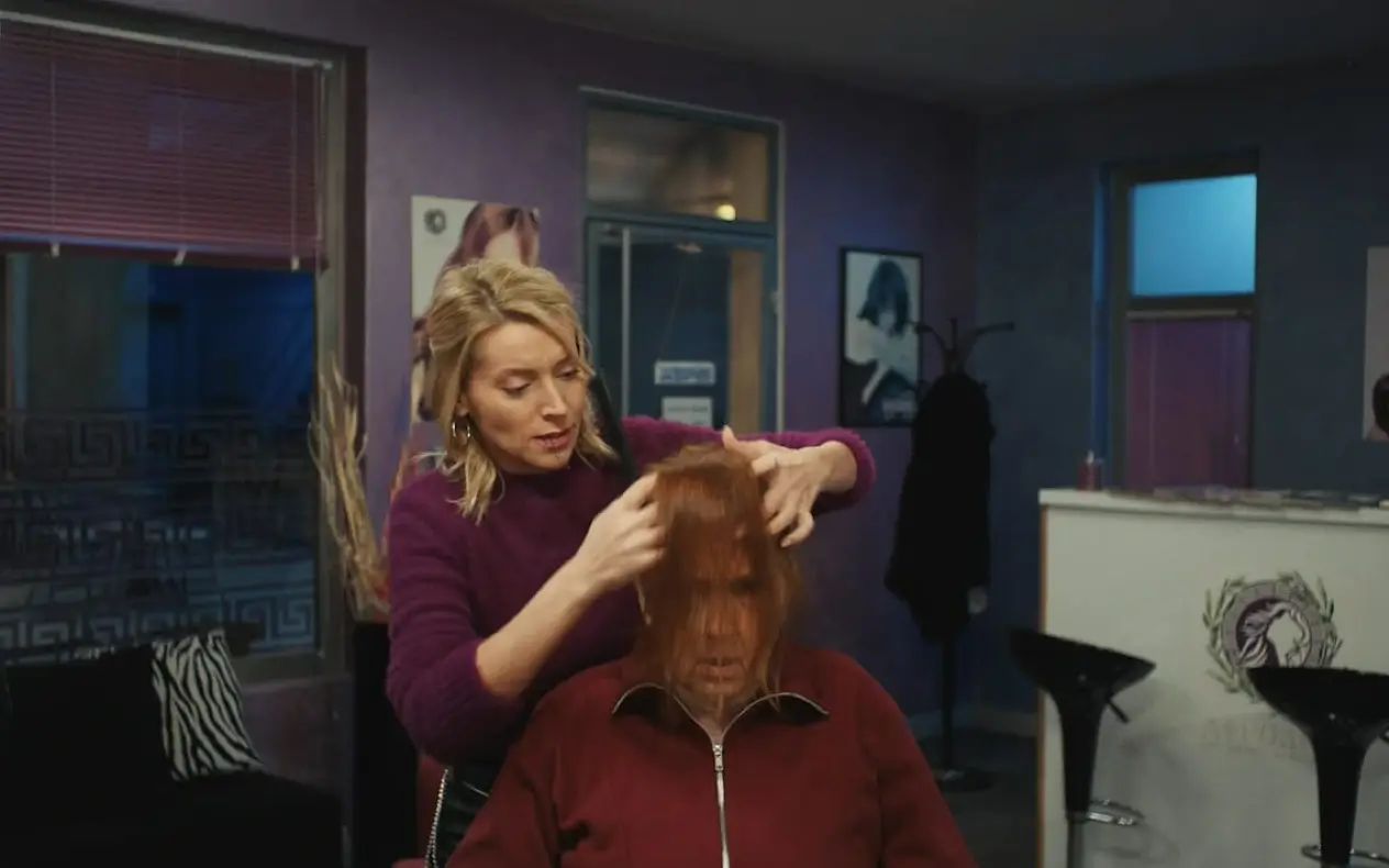 Jeca namešta frizuru Milevi