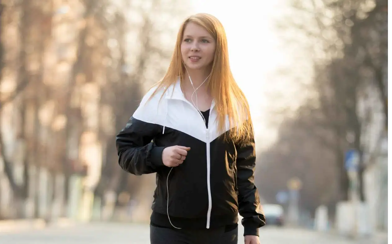 Devojka u jutarnjoj šetnji sa slušalicama