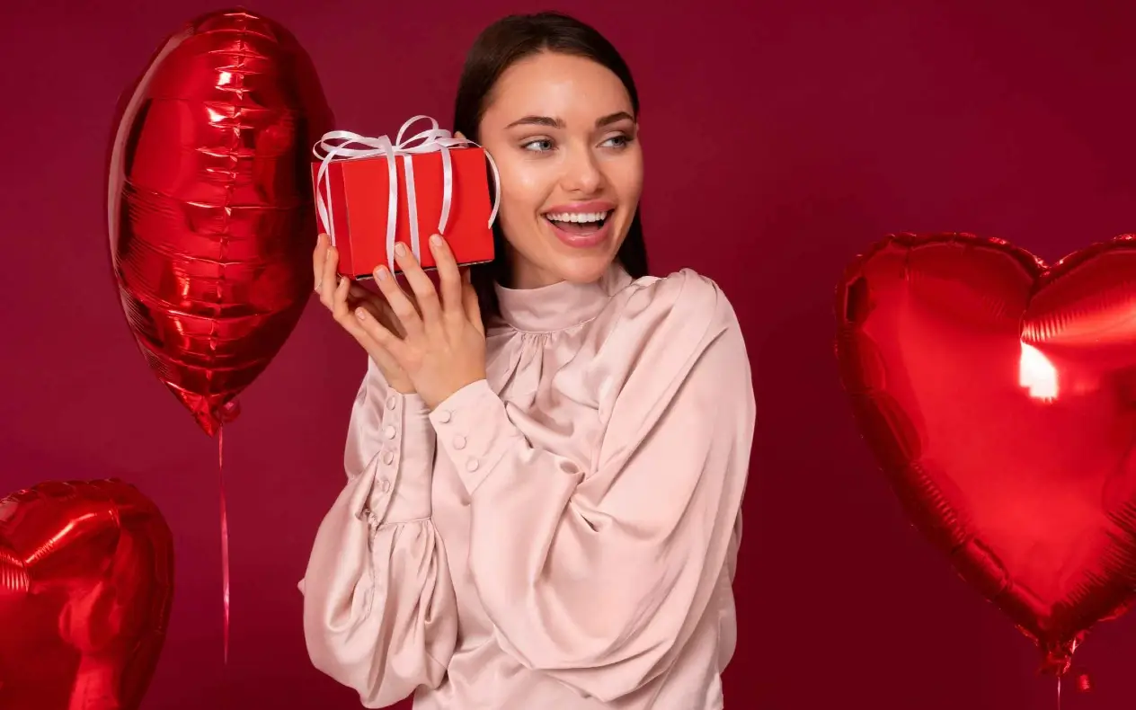 Devojka za dan zaljubljenih sa poklonom u ruci