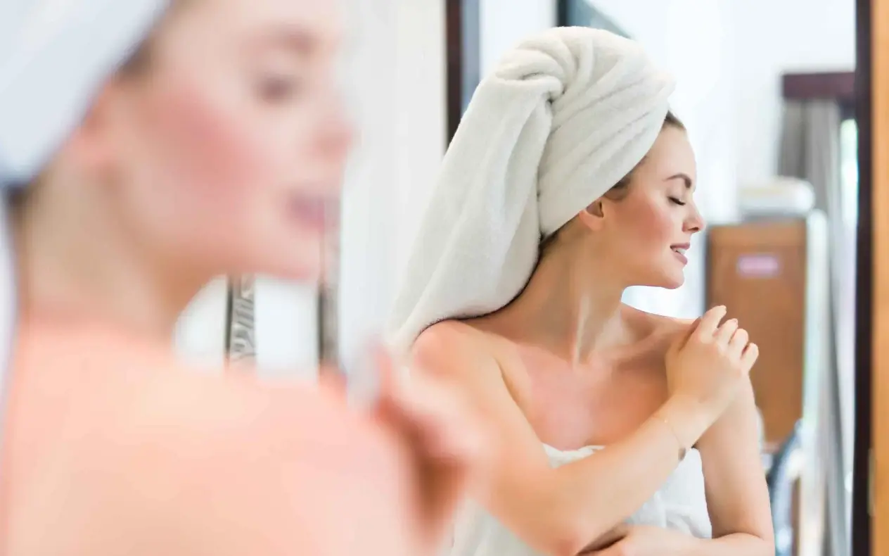 Žena posle tuširanja - nega kože