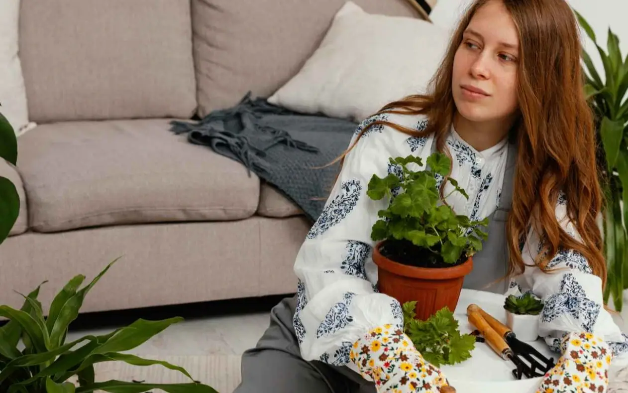 Devojka presađuje sobne biljke