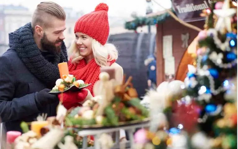 Austrijski trg ukrašen prazničnim lampicama i zimskim dekoracijam