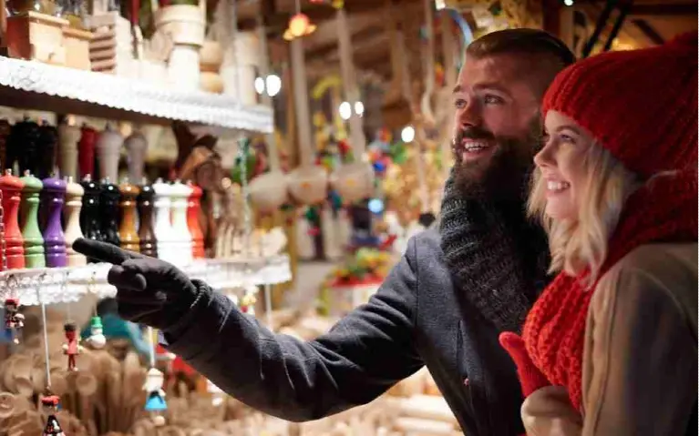 Sajam božićni Mladi par na božićnom marketu
