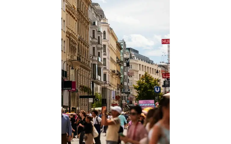 Sezona turistička u Beču gde šetaju ljudi iz raznih delova sveta