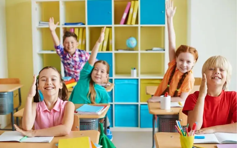Deca na času Deca u školi na časovima se javljaju učiteljici