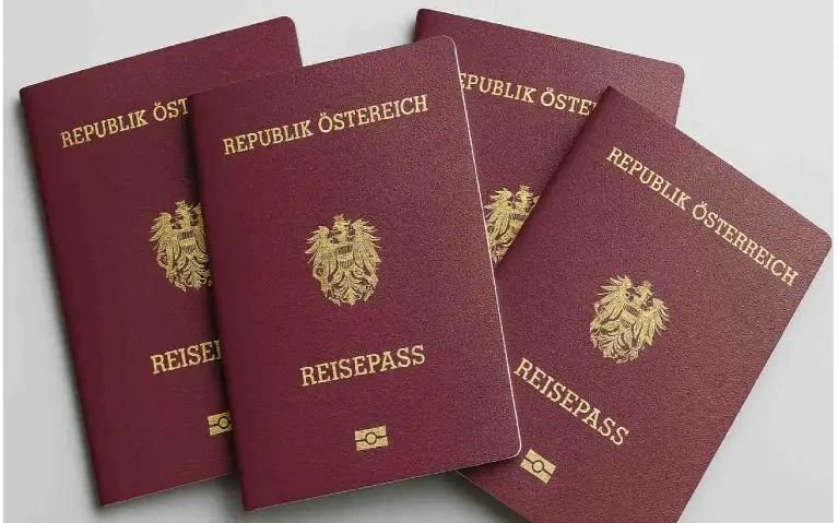 Nekoliko austrijskih pasoša bordo boje sa zlatnim slovima na jednom mestu