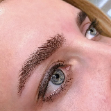 На фото зроблені такі дії.
Фарбування і депіляція воском.