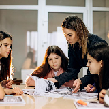 Вивчення іноземних мов найлегше вдається в більш ранньому віці
Тому варто ще з перших класів займатися та розвивати вміння
Як на групових заняттях так і на індивідуальних 