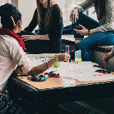 Чому варто вивчати англійську?
Універсальність застосування – англійська однаково підходить для ведення справ, укладення угод і договорів, використання в побуті та спілкування в особистих цілях

Відносна простота освоєння в порівнянні з іншими мовами( Наприклад, для вивчення китайської доведеться витратити не менше 4-5 років )

Англійська стала головною мовою IT-сфери, сучасної культури та бізнесу( якщо плануєте працювати в цих сферах знання мови обов'язкові)