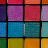 Макіяж повинен саме міняти зовнішність в кращу сторону. І, звичайно, важлива правильність підібраних кольорів.
Макіяж творить чудеса тільки в тому випадку, якщо він нанесений з розумом, для вдосконалення зовнішності, а не для виділення її недоліків