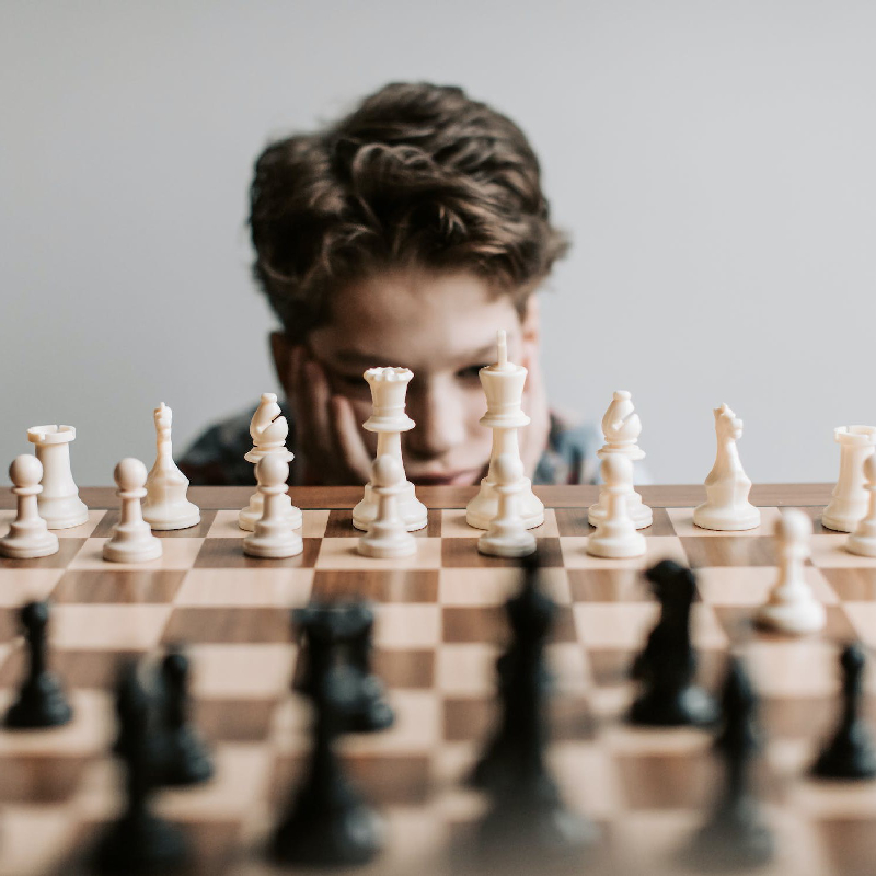 Шахи – цікава, захоплююча і корисна гра, яка розвиває логічне та аналітичне, творче і абстрактне мислення. \n\n\nВона тренує витривалість і вміння мислити на перспективу, планувати і вибудовувати дії заздалегідь. 