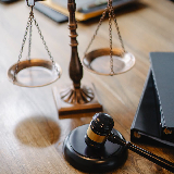 Кому потрібна консультація юриста?
 Нові закони і поправки до них виходять щодня. Якщо у вас немає юридичної освіти, то розібратися в будь-якій юридичній темі буде довго і складно. 
Юридична консультація може знадобитися різним категоріям людей:

Будь-якому громадянину України
Приватним підприємця
Власникам малого і середнього бізнесу
