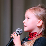 Коли відводити дитину на уроки вокалу ?
Дитину можна реєструвати на уроки вокалу, коли вона виявляє зацікавленість і проявляє бажання співати.
 Зазвичай це може бути від 7-8 років, але кожна дитина індивідуальна, і важливо слухати її власні побажання та готовність
Якщо вона виявляє талант або інтерес до музики, це може бути чудовий час для розпочатку вивчення вокалу