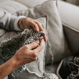 Особливості хендмейду включають увагу до деталей, індивідуальний підхід до кожного виробу, використання різноманітних матеріалів та технік, а також можливість вираження творчого потенціалу та самовираження. Також важливою особливістю є те, що хендмейд відображає ручну працю та унікальний характер майстра.