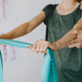 Існує декілька видів реабілітації:

 включаючи 
-фізичну реабілітацію для відновлення функцій тіла після травм або захворювань, 
-психологічну реабілітацію для покращення психічного здоров'я 
- соціальну реабілітацію для інтеграції людей з обмеженими можливостями у суспільство